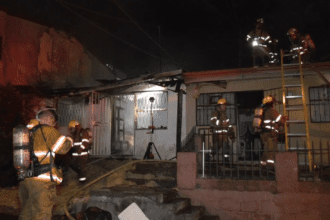 Sucesos: Incendio consume casa en Bajo de Piuses en Tibás