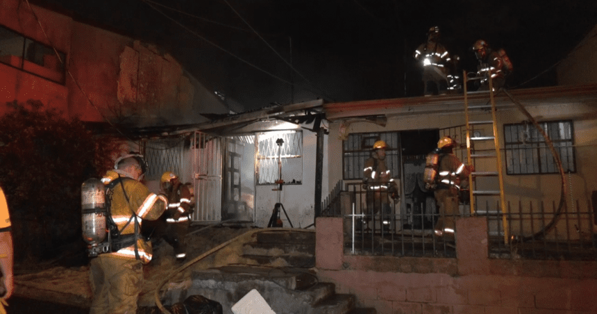Sucesos: Incendio consume casa en Bajo de Piuses en Tibás