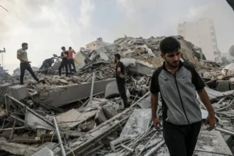 Edificio de hospital en Gaza severamente dañado tras un doble bombardeo israelí.