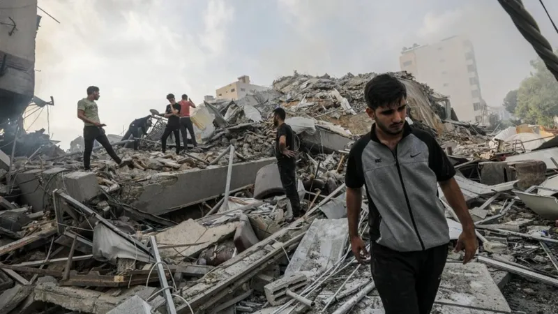 Edificio de hospital en Gaza severamente dañado tras un doble bombardeo israelí.