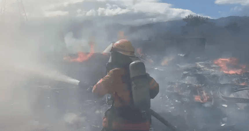 Incendio consume recicladora