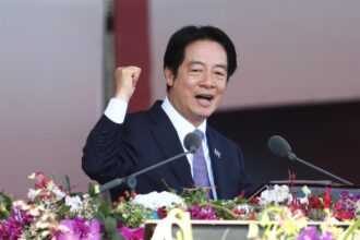 El presidente de Taiwán ofrece un discurso oficial con gesto de determinación durante la ceremonia nacional