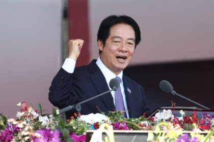 El presidente de Taiwán ofrece un discurso oficial con gesto de determinación durante la ceremonia nacional