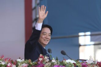 Mandatario saluda desde podio con flores durante discurso sobre impulsar a Taiwán al top 5 de centros de cómputo