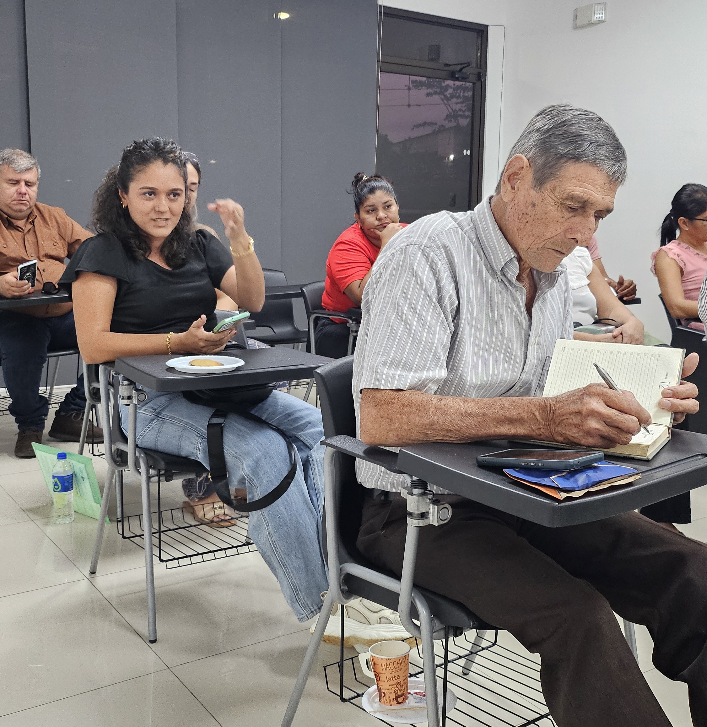 Funcionarios de seguridad y líderes comunales participan en mesa de trabajo sobre seguridad en Crucitas
