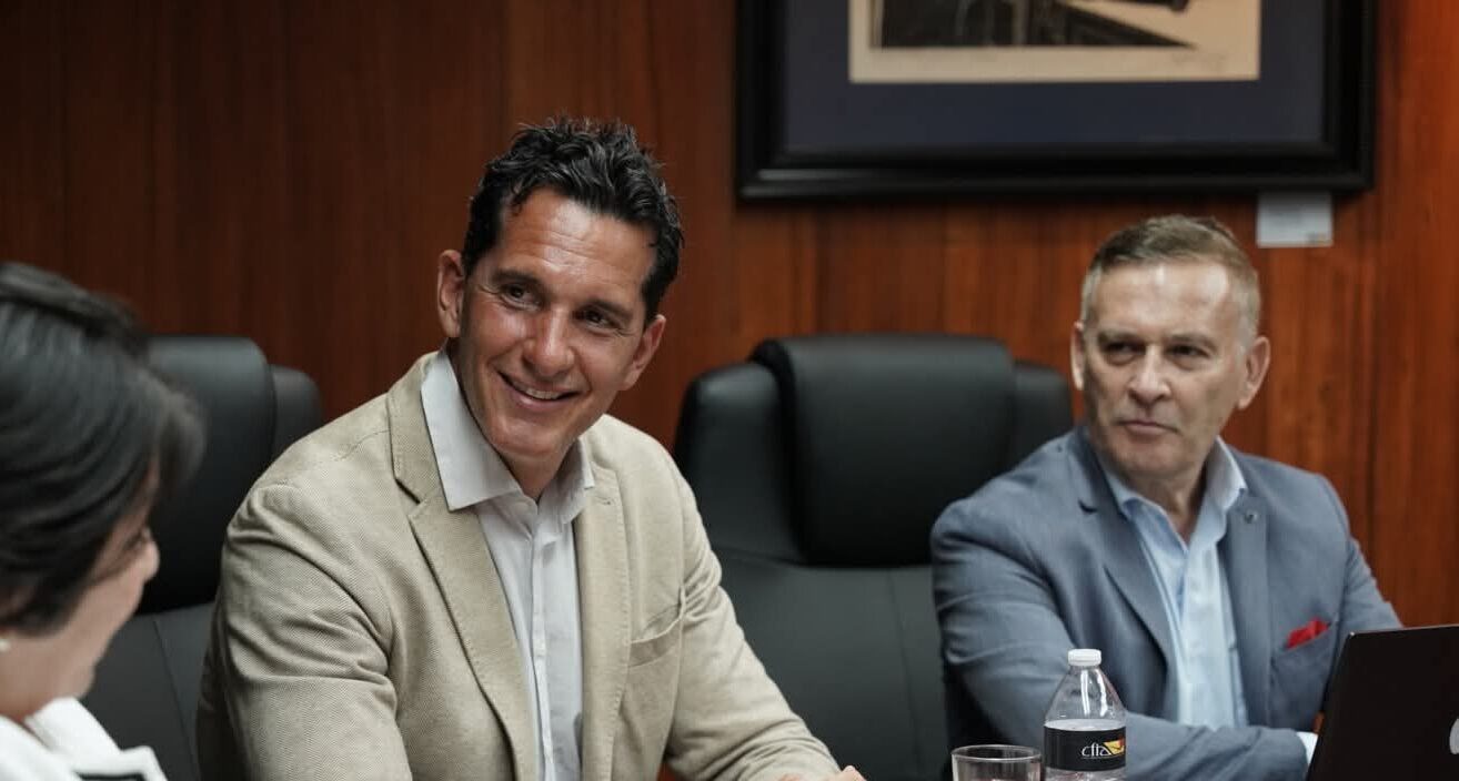 José Aguilar Berrocal, candidato del partido Avanza, ofrece declaraciones a la prensa sobre señalamientos contra Laura por supuestas ofertas de embajadas