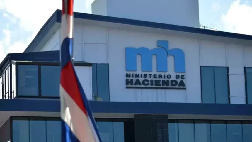 Fiscal 2025: Hacienda baja déficit y sostiene superávit