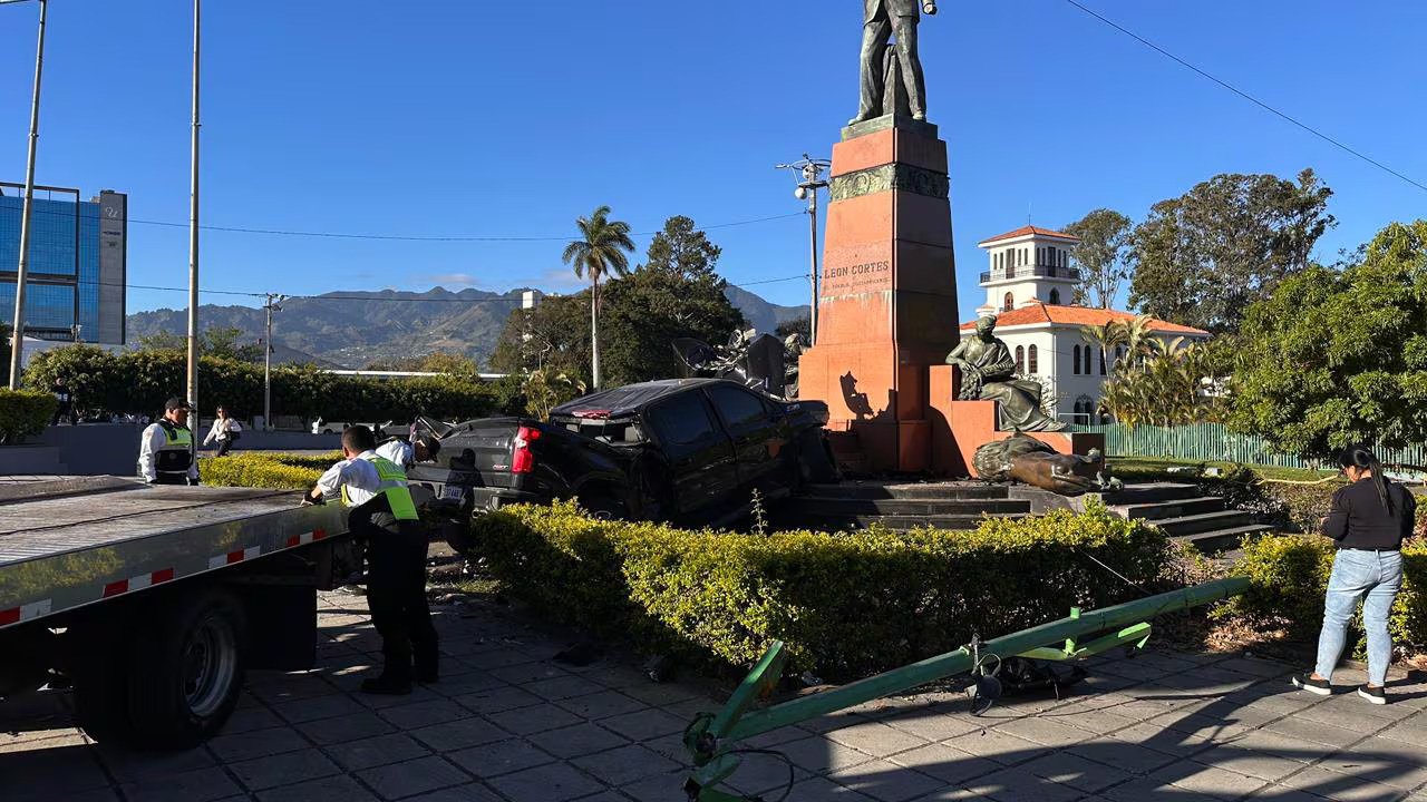 Accidente en estatua de León Cortés causa daños de $30 mil