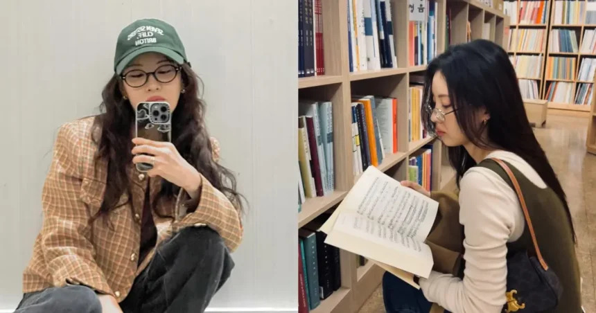 Mujer joven sonriendo con calma, disfrutando de un momento para sí misma, en un café iluminado por luz natural.