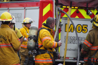 Bomberos combaten un incendio en varias estructuras