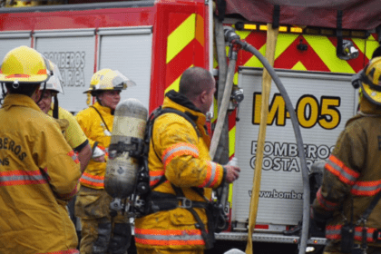 Bomberos combaten un incendio en varias estructuras