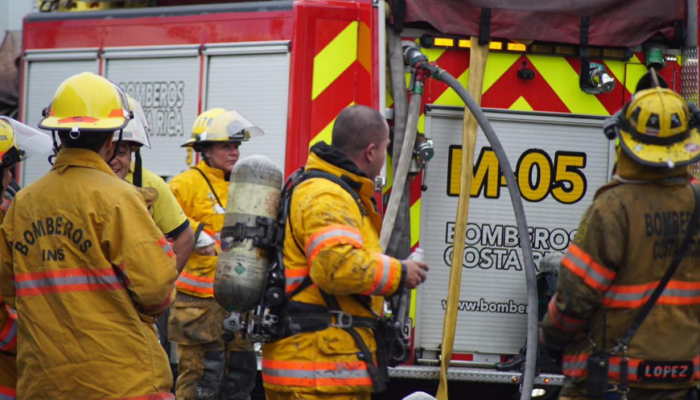 Bomberos combaten un incendio en varias estructuras