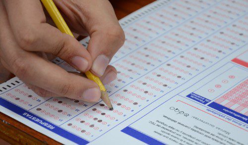 Estudiantes de primaria y secundaria estudian en línea con las prácticas del MEP para pruebas estandarizadas