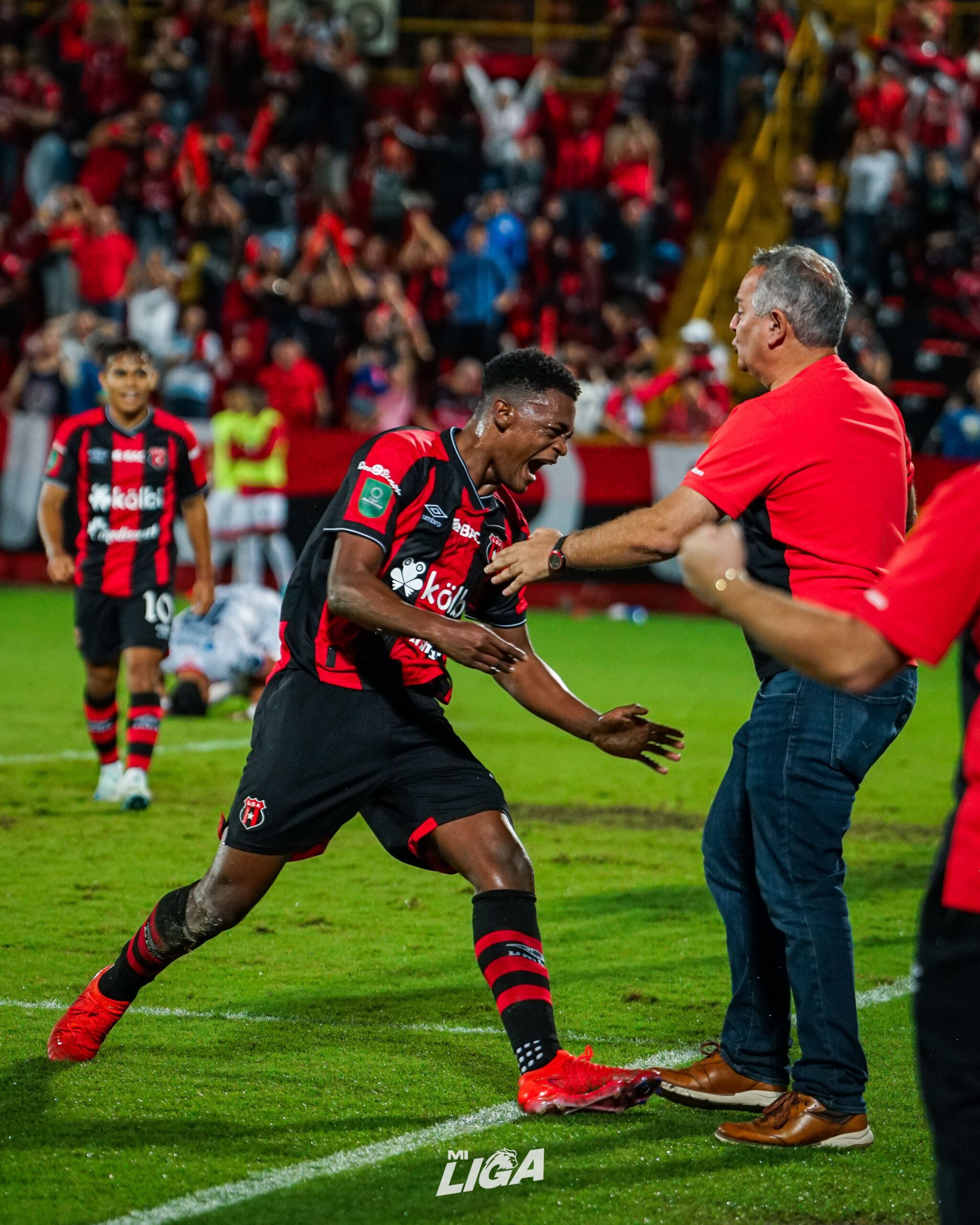Jugadores de Alajuelense celebran un gol pensando en el duelo contra LAFC en la Liga de Campeones CONCACAF 2026