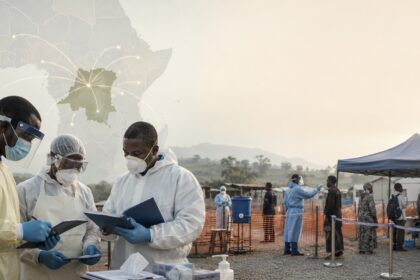 Ilustración sobre la declaración de la OMS que eleva el brote de ébola en la República Democrática del Congo a emergencia de salud pública internacional, con personal sanitario, vigilancia epidemiológica y coordinación regional.