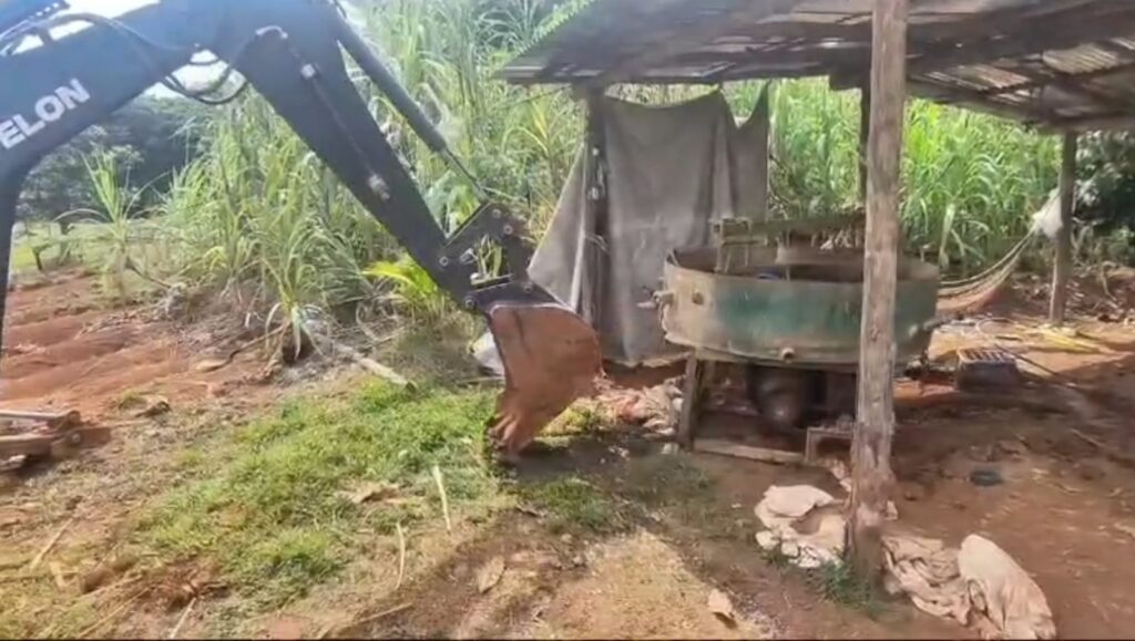 Fuerza Pública descubre máquina de minería ilegal en Upala