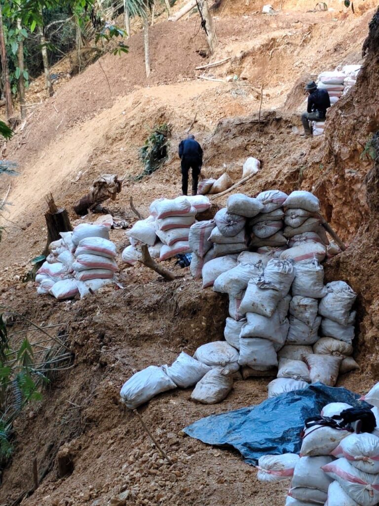 Localización de sacos de material minero en Cutris: Fuerza Pública halla 1.200 bolsas en cerro Conchuditas