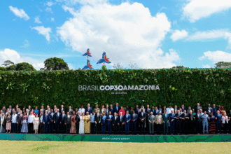 贝伦气候峰会化石燃料争议讨论现场示意图