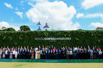 贝伦气候峰会化石燃料争议讨论现场示意图