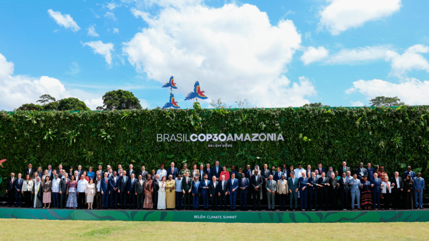 贝伦气候峰会化石燃料争议讨论现场示意图