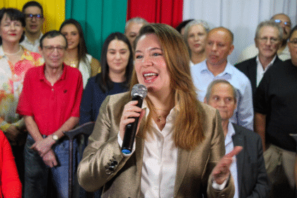 Autoridades municipales anuncian apoyo a Claudia Dobles en conferencia de prensa