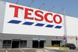 Representación de Tesco IA con un supermercado y gráficos de inteligencia artificial en pantalla