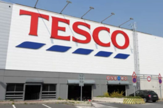 Representación de Tesco IA con un supermercado y gráficos de inteligencia artificial en pantalla