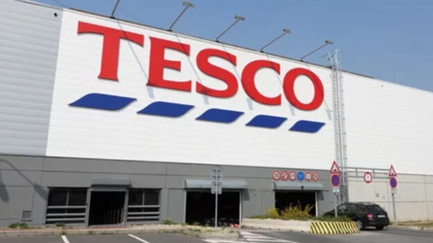 Representación de Tesco IA con un supermercado y gráficos de inteligencia artificial en pantalla
