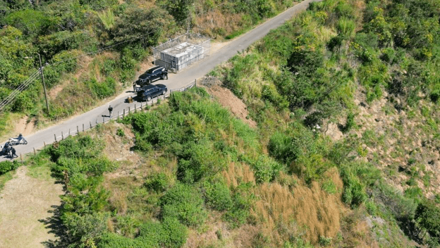 Agentes del OIJ trabajando en zona montañosa donde se hallaron restos óseos en Aserrí