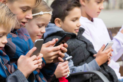 法国讨论未成年人社交网络禁令