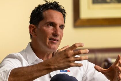 ruido de encuestas: José Aguilar expone su mensaje en campaña