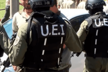 director de la UEI, y la comunicadora Estela Chinchilla