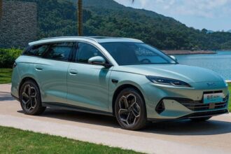 BYD Seal Touring circulando en carretera