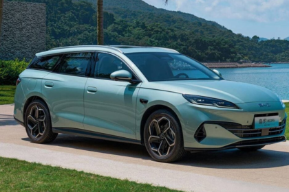 BYD Seal Touring circulando en carretera