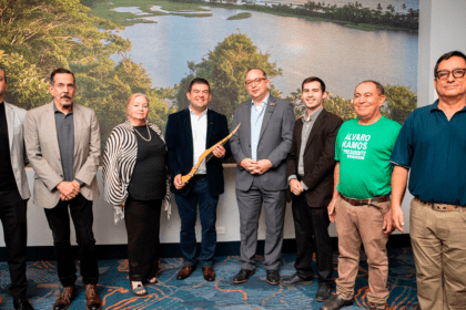 Álvaro Ramos posa junto a representantes