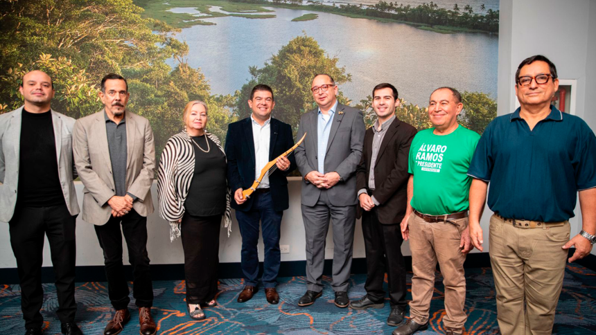 Álvaro Ramos posa junto a representantes