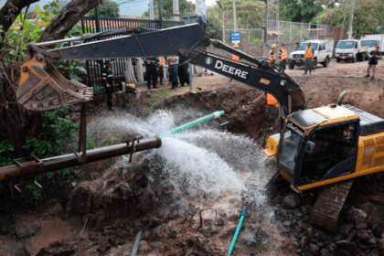 Tubería rota en Santa Ana deja sin agua a barrios y comercios