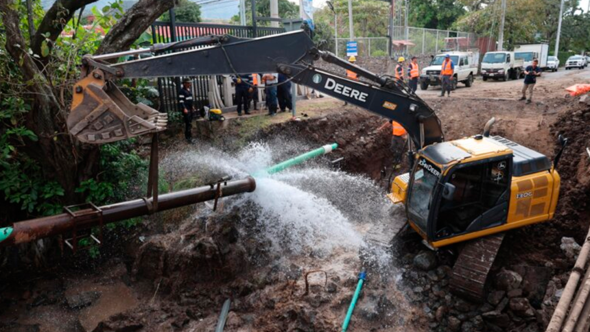Tubería rota en Santa Ana deja sin agua a barrios y comercios