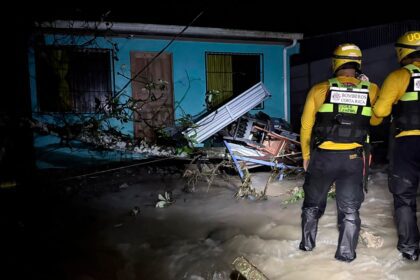 ¡Bajo el agua! Bomberos rescatan a 33 personas por inundaciones