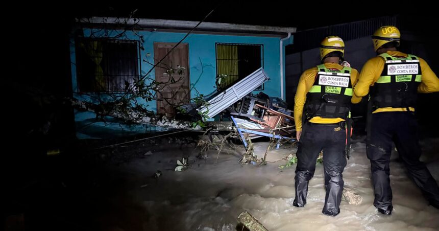 ¡Bajo el agua! Bomberos rescatan a 33 personas por inundaciones