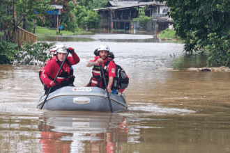 Cruz Roja evacúa a familias por inundaciones en Naranjal y Nogales