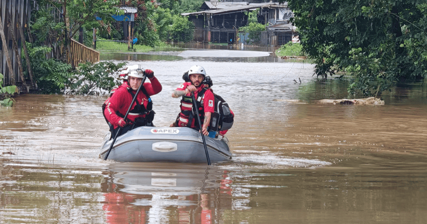 Cruz Roja evacúa a familias por inundaciones en Naranjal y Nogales
