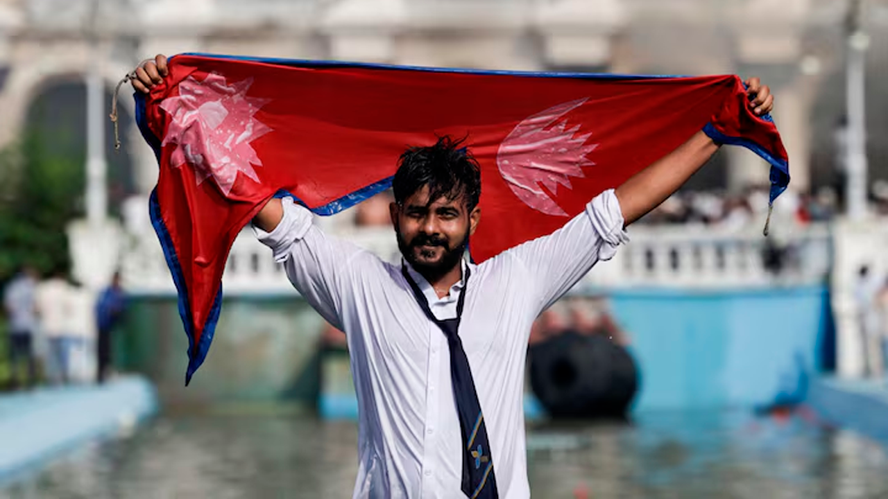 Protestas en Nepal con jóvenes enfrentando represión policial