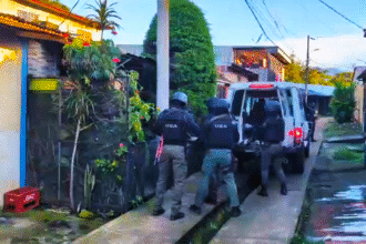 Agentes del OIJ durante allanamientos por trata de menores en Heredia y Guanacaste.