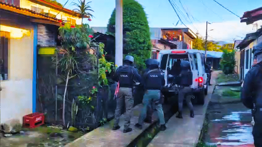 Agentes del OIJ durante allanamientos por trata de menores en Heredia y Guanacaste.