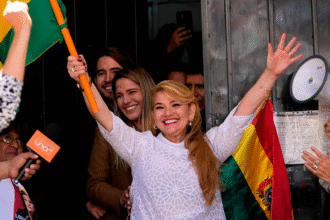 玻利维亚最高法院撤销前临时总统阿涅斯10年刑期并下令立即释放 新闻图示