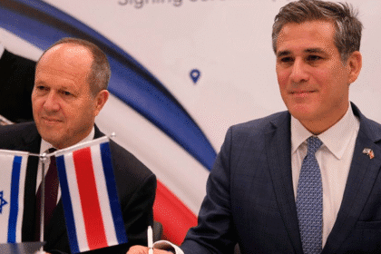 Representantes de Costa Rica e Israel tras la firma del tratado de libre comercio