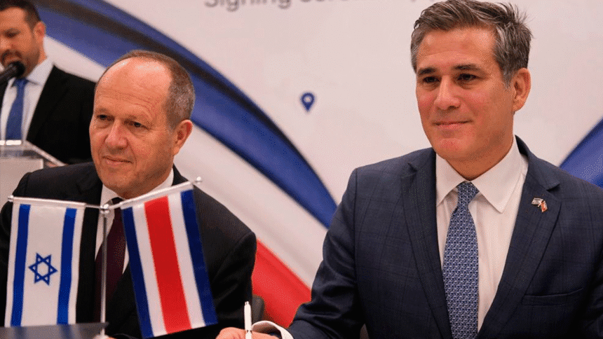 Representantes de Costa Rica e Israel tras la firma del tratado de libre comercio