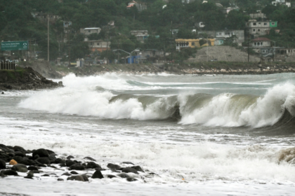 Oleaje fuerte golpeando la costa