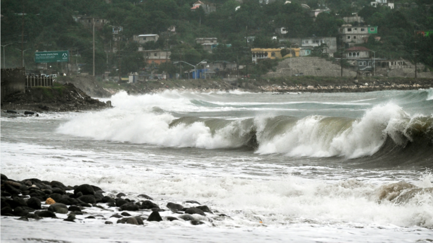 Oleaje fuerte golpeando la costa